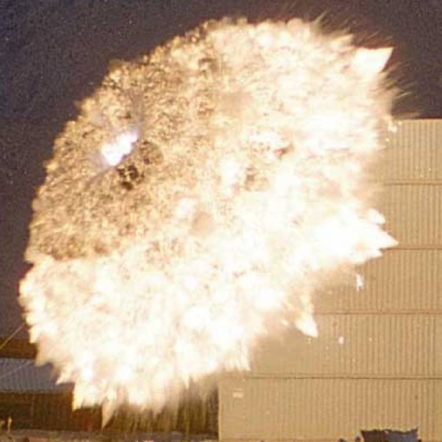 Nhược điểm đầu tiên của loại vũ khí này đó là không thể triển khai dưới nước hoặc rất yếu do môi trường nước không có ô-xy nguyên chất - mặc dù khi nổ sóng sung kích vẫn rất lớn. Cũng chính vì cần ô-xy nên vũ khí nhiệt áp cũng không sử dụng được để bắn máy bay vì khi phát nổ trên cao, sức công phá của nó sẽ yếu đi rõ rệt vì không khí loãng. Nguồn ảnh: WMD.