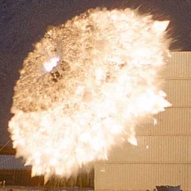 Nhược điểm đầu tiên của loại vũ khí này đó là không thể triển khai dưới nước hoặc rất yếu do môi trường nước không có ô-xy nguyên chất - mặc dù khi nổ sóng sung kích vẫn rất lớn. Cũng chính vì cần ô-xy nên vũ khí nhiệt áp cũng không sử dụng được để bắn máy bay vì khi phát nổ trên cao, sức công phá của nó sẽ yếu đi rõ rệt vì không khí loãng. Nguồn ảnh: WMD.