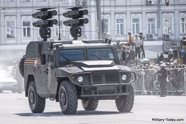 Mang đầu đạn nặng 4,6 kg, loại tên lửa chống tăng Nga được quảng cáo là có khả năng xuyên qua giáp dày tới 1300mm kể cả khi lớp giáp này được trang bị "gạch" phản ứng nổ gắn ngoài. Nguồn ảnh: Military.