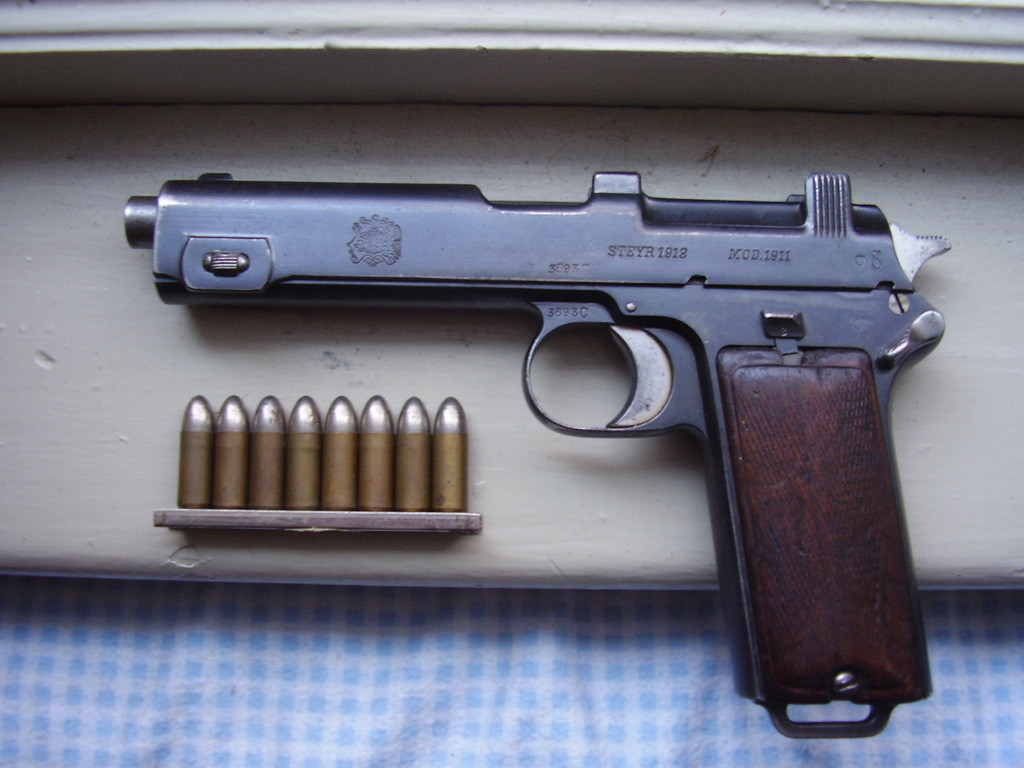 Khẩu súng này tiếp tục được sản xuất bởi ohát xít Đức và Áo sau khi Đế quốc Áo - Hung bị xóa sổ vào năm 1918. Trong suốt thời gian từ năm 1912 tới năm 1945, đã có khoảng 300.000 khẩu súng ngắn liên thanh Steyr M1912 từng được sản xuất. Nguồn ảnh: Rifle.