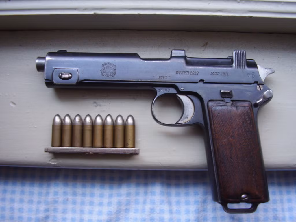 Khẩu súng này tiếp tục được sản xuất bởi ohát xít Đức và Áo sau khi Đế quốc Áo - Hung bị xóa sổ vào năm 1918. Trong suốt thời gian từ năm 1912 tới năm 1945, đã có khoảng 300.000 khẩu súng ngắn liên thanh Steyr M1912 từng được sản xuất. Nguồn ảnh: Rifle.
