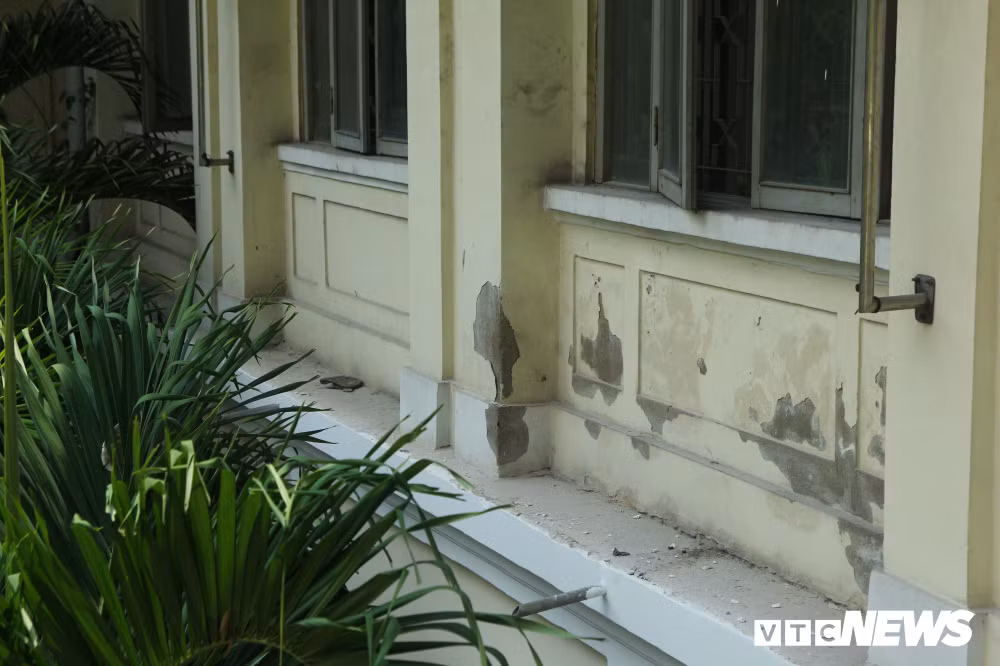 Sơn tường của tòa nhà có dấu hiệu bong tróc.