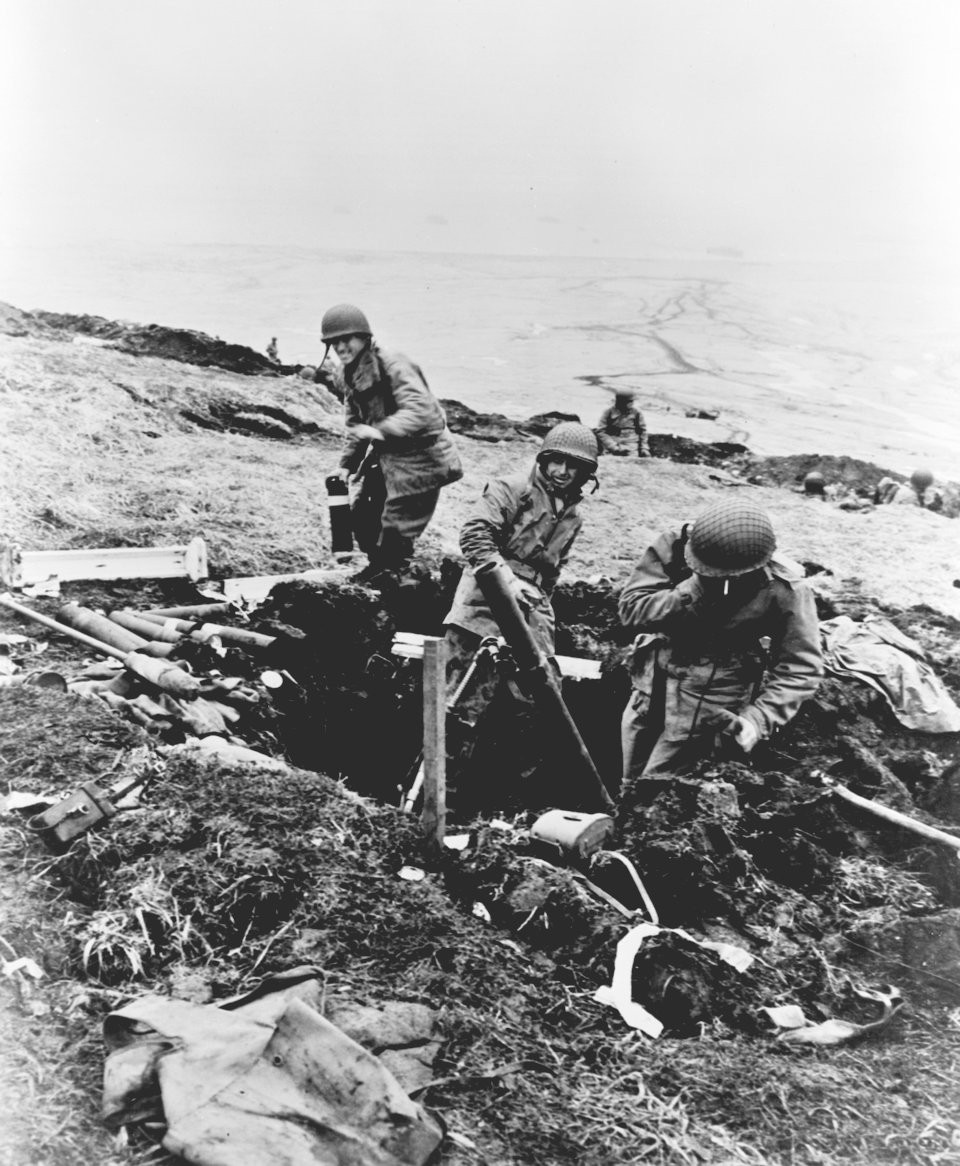 Bước tiến lớn nhất Mỹ đạt được vào ngày 18/5 - một tuần sau khi đổ bộ. Khi thời tiết tốt lên và không quân có thể tham chiến, quân Nhật trên đảo lập tức bị đánh bật khỏi các cứ điểm phòng thủ đã dựng lên từ trước đó. Nguồn ảnh: BI.