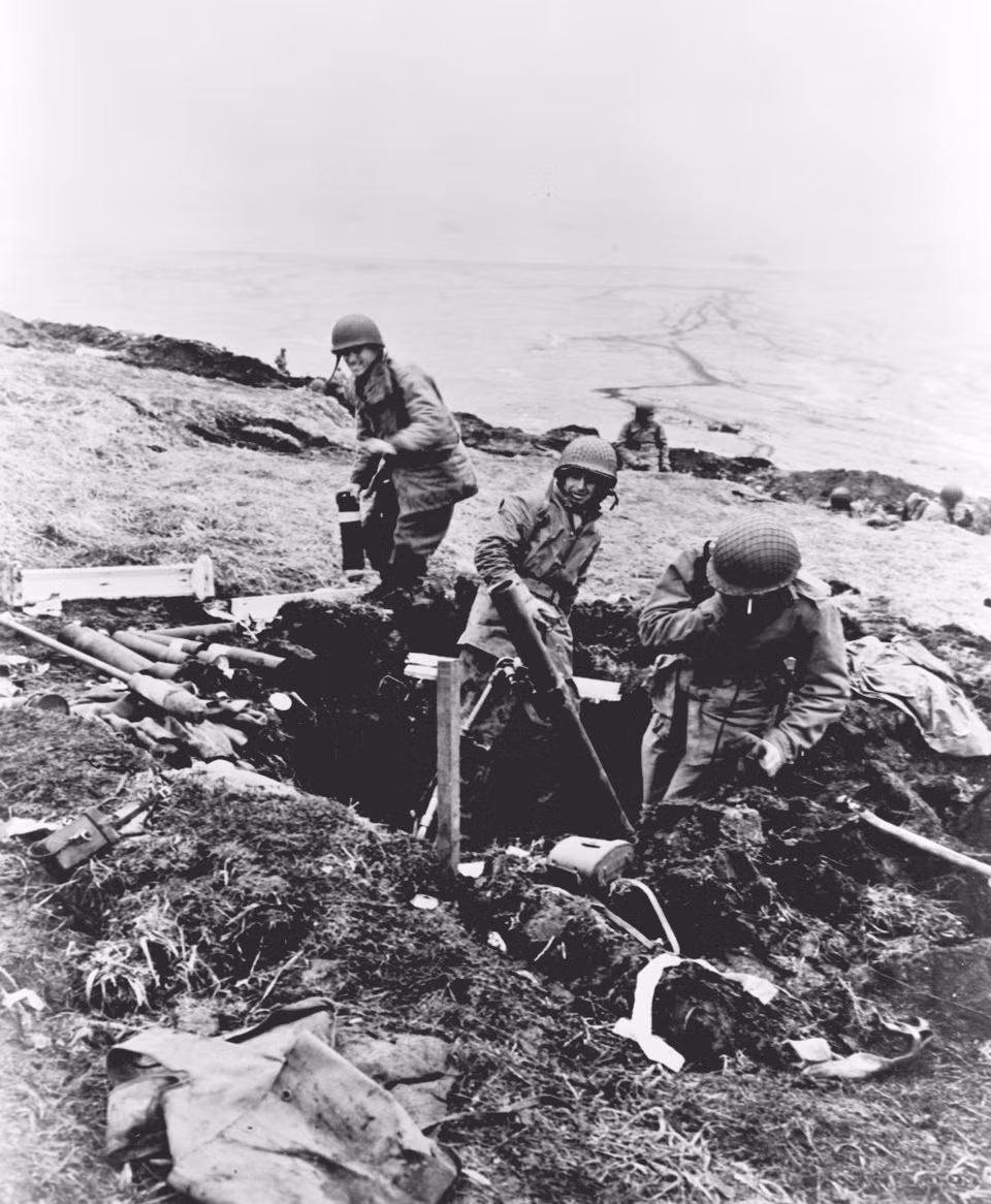 Bước tiến lớn nhất Mỹ đạt được vào ngày 18/5 - một tuần sau khi đổ bộ. Khi thời tiết tốt lên và không quân có thể tham chiến, quân Nhật trên đảo lập tức bị đánh bật khỏi các cứ điểm phòng thủ đã dựng lên từ trước đó. Nguồn ảnh: BI.