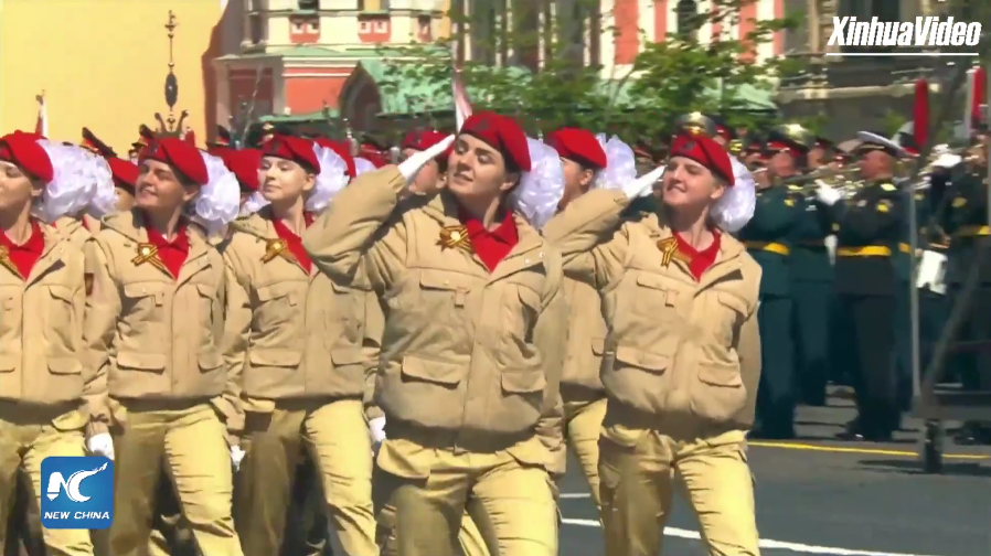 Những nữ quân nhân đầu tiên của Quân đội Nga tiến qua Quảng Trường Đỏ.