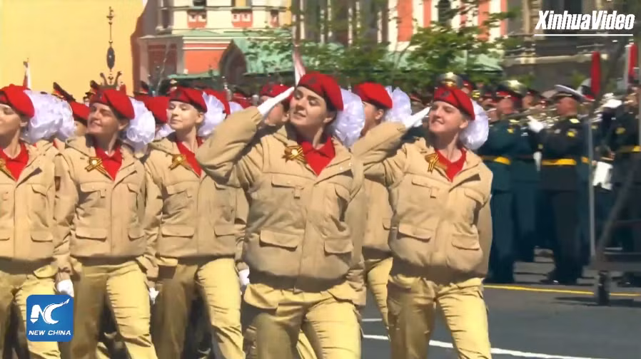 Những nữ quân nhân đầu tiên của Quân đội Nga tiến qua Quảng Trường Đỏ.