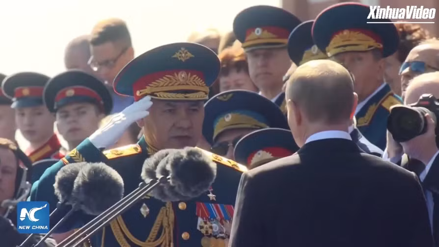 Bộ trưởng Quốc phòng Nga ông Sergei Shoigu báo cáo với Tổng thống Nga Vladimir Putin, lực lượng có mặt tại Quảng Trường Đỏ đã sẵn sàng cho cuộc duyệt binh.