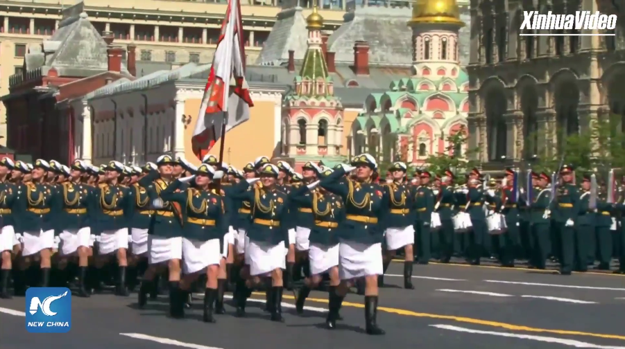 Lực lượng thông tin với đội hình toàn các nữ quân nhân tiến qua Quảng Trường Đỏ.