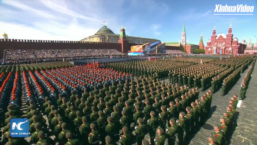 Cả Quảng Trường Đỏ im lặng cho một phút mặc niệm những người lính Hồng Quân và dân thường vô tội ở Liên Xô đã ngã xuống trong cuộc Chiến tranh Vệ quốc vĩ đại.