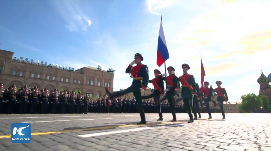 Đúng 14:00, đội tiêu binh danh dự của Nga với quốc kỳ Nga và là cớ chiến thắng của Hồng quân Liên Xô được đưa vào Quảng Trường Đỏ.