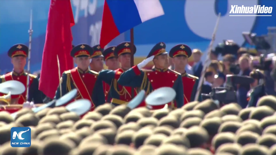 Quốc kỳ Nga và là cớ chiến thắng của Hồng quân Liên Xô tiến vào Quảng trường Đỏ.