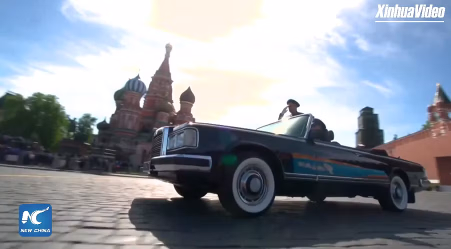 Bộ trưởng Quốc phòng Nga, ông Sergei Shoigu tiến vào Quảng Trường Đỏ.