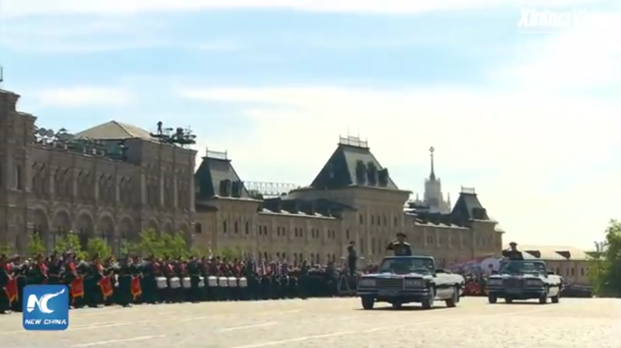 Bộ trưởng Quốc phòng Shoigu duyệt đội hình 14.000 binh sĩ đại diện cho các đơn vị vũ trang Nga có mặt tại Quảng Trường Đỏ.