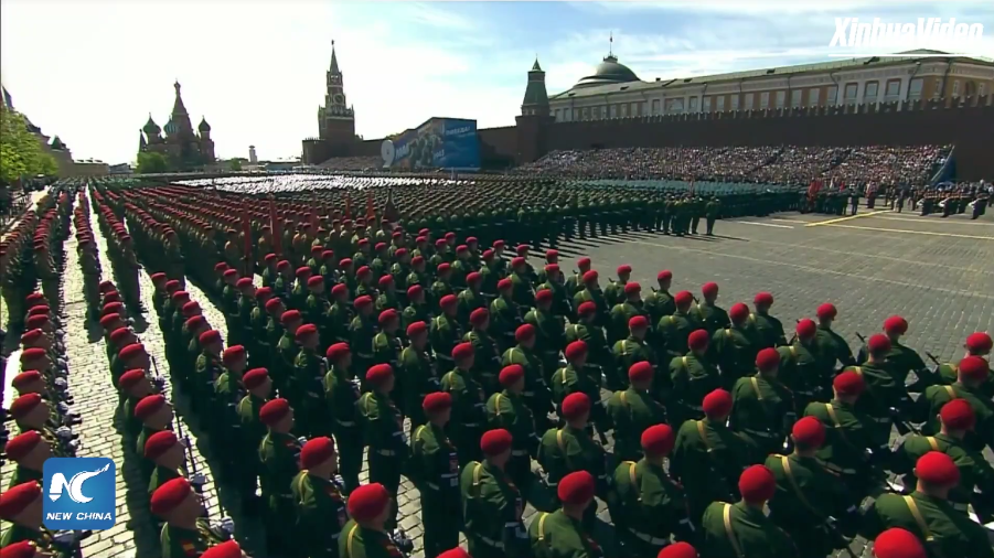 Tổng thống Nga Putin phát lệnh bắt đầu cuộc duyệt binh mừng Ngày Chiến Thắng, sau đó là quốc ca Nga nổi lên cùng 21 phát đại bác.