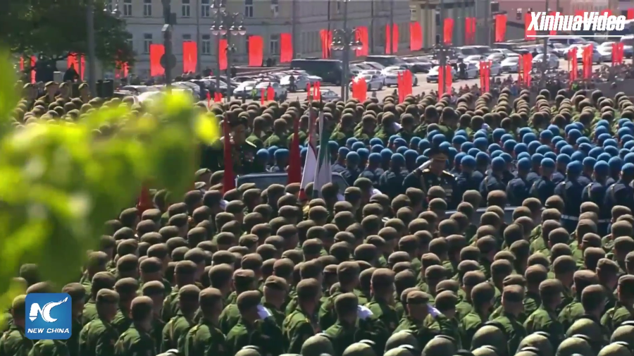 Bộ trưởng Quốc phòng Shoigu duyệt đội hình của các đơn vị thuộc lực lượng Phòng không Vũ trụ Nga đang tham gia các chiến dịch chống khủng bố ở Syria trong thời gian vừa qua.