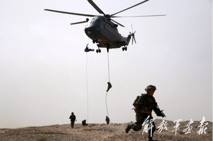 Triển khai lính đột kích đường không từ trực thăng vận tải Z-8. Mỗi trực thăng Z-8 có khả năng chở theo tối đa 25 người với đầy đủ trang thiết bị. Nguồn ảnh: Sina.