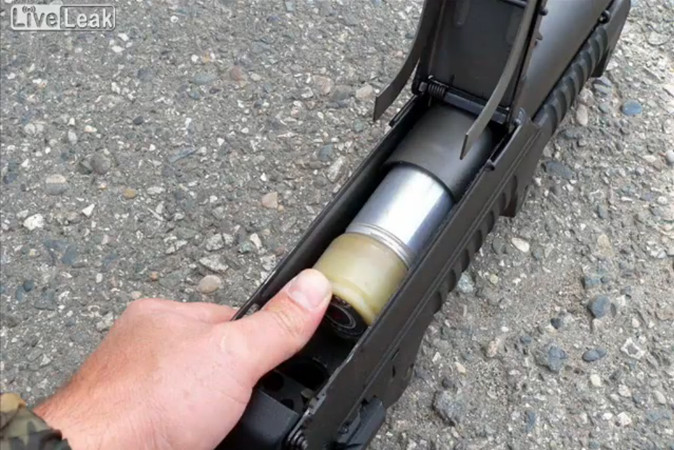 Cơ chế nạp đạn của GM-94 cũng khá rườm rà, người lính phải nạp từng viên một cho tới khi đầy khay dự trữ đạn. Súng có thiết kế hai nòng, trong đó nòng phía trên là để dự trữ đạn tối đa 3 viên, nòng phía dưới là nòng súng được thiết kế với rãnh xoáy. Nguồn ảnh: Liveleak.