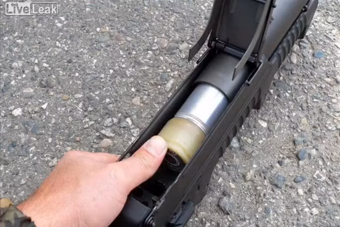 Cơ chế nạp đạn của GM-94 cũng khá rườm rà, người lính phải nạp từng viên một cho tới khi đầy khay dự trữ đạn. Súng có thiết kế hai nòng, trong đó nòng phía trên là để dự trữ đạn tối đa 3 viên, nòng phía dưới là nòng súng được thiết kế với rãnh xoáy. Nguồn ảnh: Liveleak.