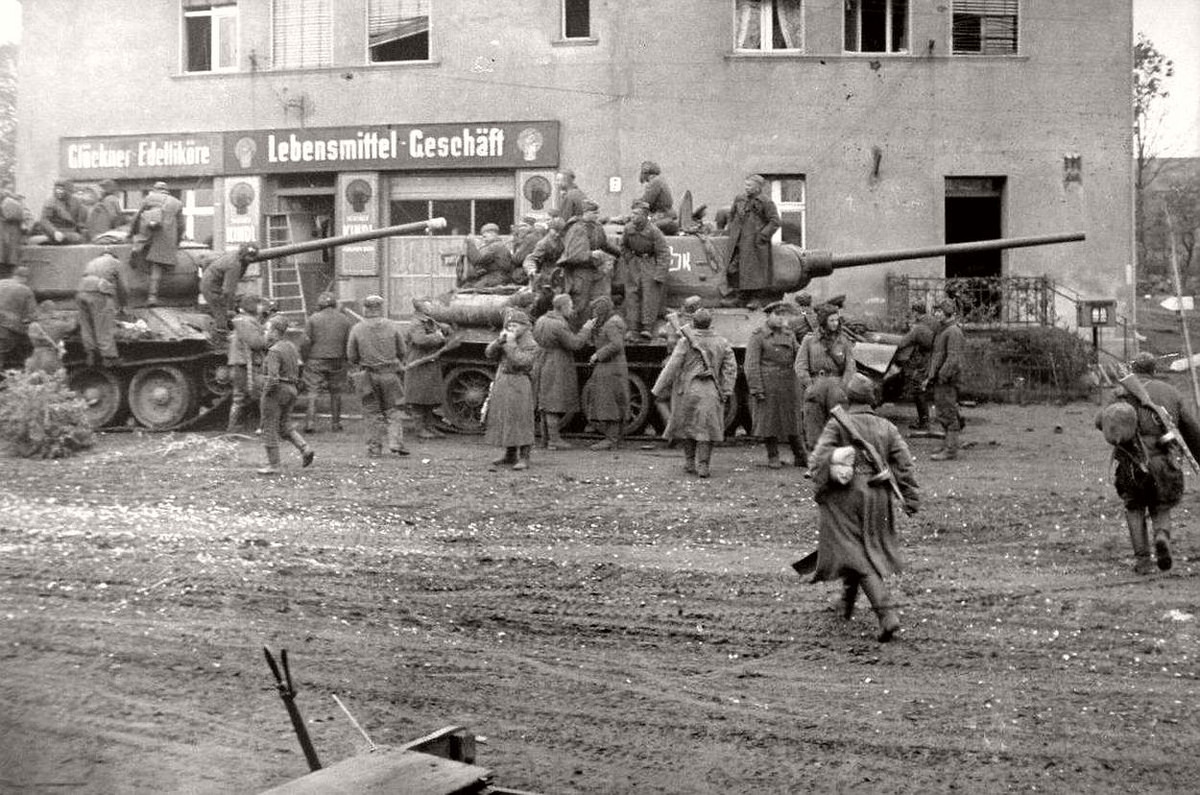 Mặc dù trận chiến Berlin kết thúc ngày 2/5/1945, tuy nhiên nhiều lực lượng vũ trang Đức vẫn tiếp tục chiến đấu ở ngoại ô Berlin tới tận ngày 9/5 mới đầu hàng hoàn toàn sau khi phía Đức có lệnh đầu hàng vô điều kiện. Nguồn ảnh: Vintage.