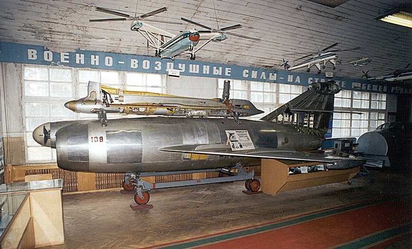 Được trang bị động cơ RD-500K kèm theo sải cánh rộng 4,77 mét luôn mở (RS-1 không có khả năng gập cánh như các loại tên lửa sau này), tên lửa đối hạm RS-1 Komet của Không quân Liên Xô có khả năng bay với tốc độ tối đa lên tới Mach 0,9. Nguồn ảnh: Zhavok.