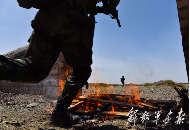 Tổng cộng đã có khoảng 5000 lính Trung Quốc tham gia cuộc tập trận này, trong đó có cả các lực lượng hậu cần, vận tải,... Nguồn ảnh: Sina.