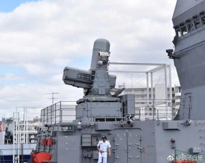 Người dân Nhật Bản đã may mắn được tận mắt chứng kiến những loại trang thiết bị vũ khí hiện đại nhất được trang bị trên con tàu này. Nguồn ảnh: Sina.