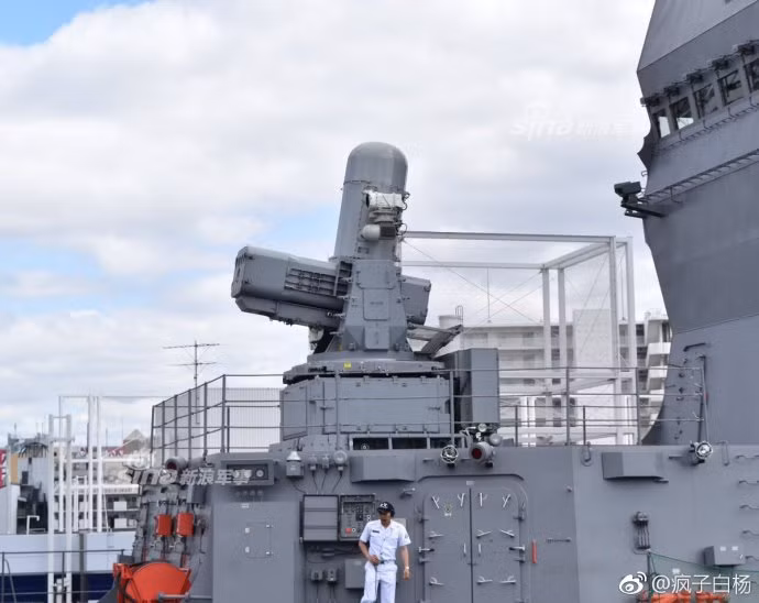 Người dân Nhật Bản đã may mắn được tận mắt chứng kiến những loại trang thiết bị vũ khí hiện đại nhất được trang bị trên con tàu này. Nguồn ảnh: Sina.