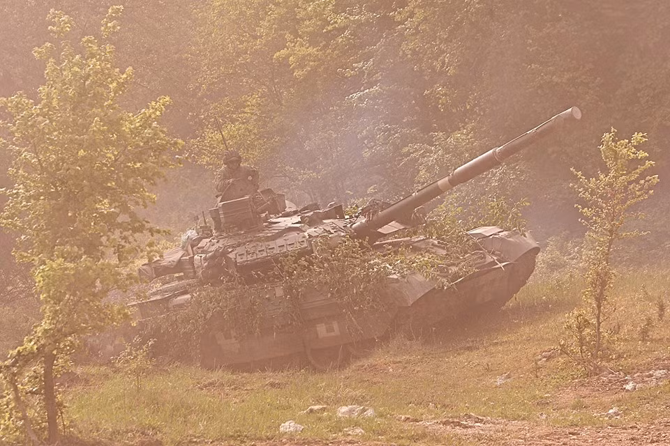 Cuộc tập trận Resolve X năm nay được tổ chức tại thao trường gần Hohenfels, Bayern, Đức, những cuộc đấu tăng kịch liệt giữa các nước tham gia cuộc tập trận này đã diễn ra và phần thắng, thật khó tin lại nghiên về loại xe tăng T-84 của phía Ukraine. Nguồn ảnh: Sina.