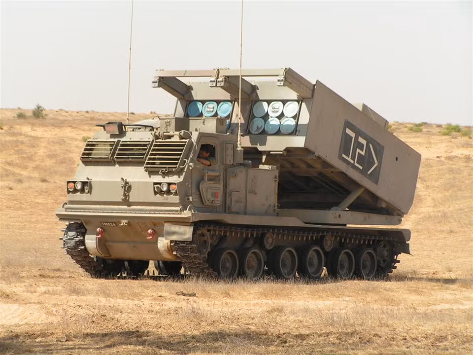 Rocket phóng loạt (MRLS) Smasher. Đây là phiên bản xuất khẩu cho Israel của MRLS M270 do Mỹ chế tạo. Smasher được trang bị 12 đạn rocket 227 mm, tầm bắn 40 km. Một khẩu đội Smasher, gồm 3 xe phóng có thể tiêu diệt các mục tiêu mềm trên phạm vi tới 1 km2. Ảnh: Wikipedia.