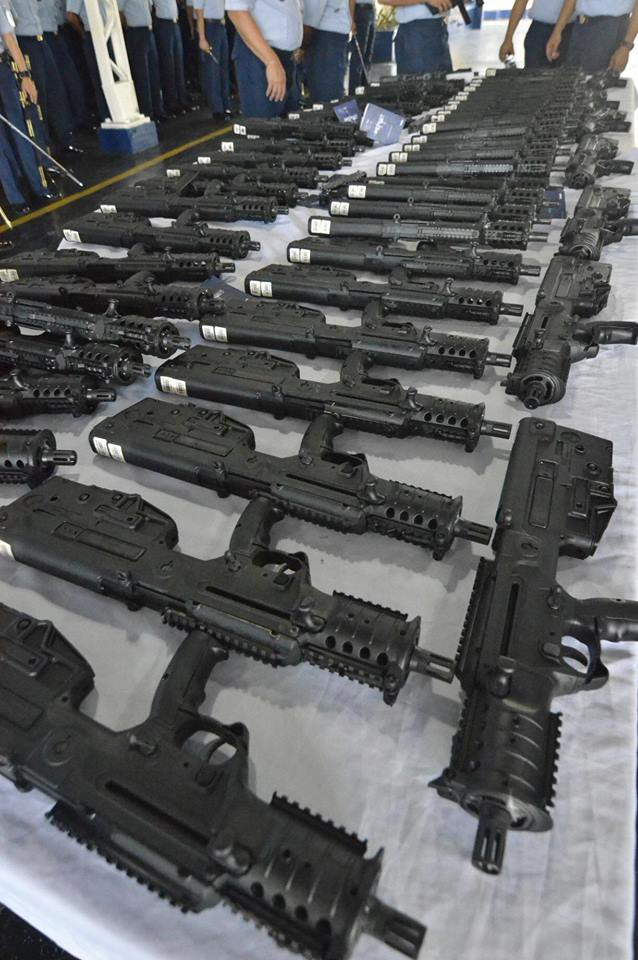 Vậy nên, nhiều ý kiến cho rằng lô súng này chỉ dành cho lực lượng cảnh sát và an ninh của Philippines hoặc, đây có thể là hàng mẫu, được Philippines chọn để thử nghiệm trước khi nhập các phiên bản súng trường tấn công sử dụng cỡ đạn lớn hơn do khẩu X95 có thể thay đổi nòng để sử dụng cỡ đạn khác một cách dễ dàng bằng một bộ dụng cụ hỗ trợ đơn giản. Nguồn ảnh: Mark.