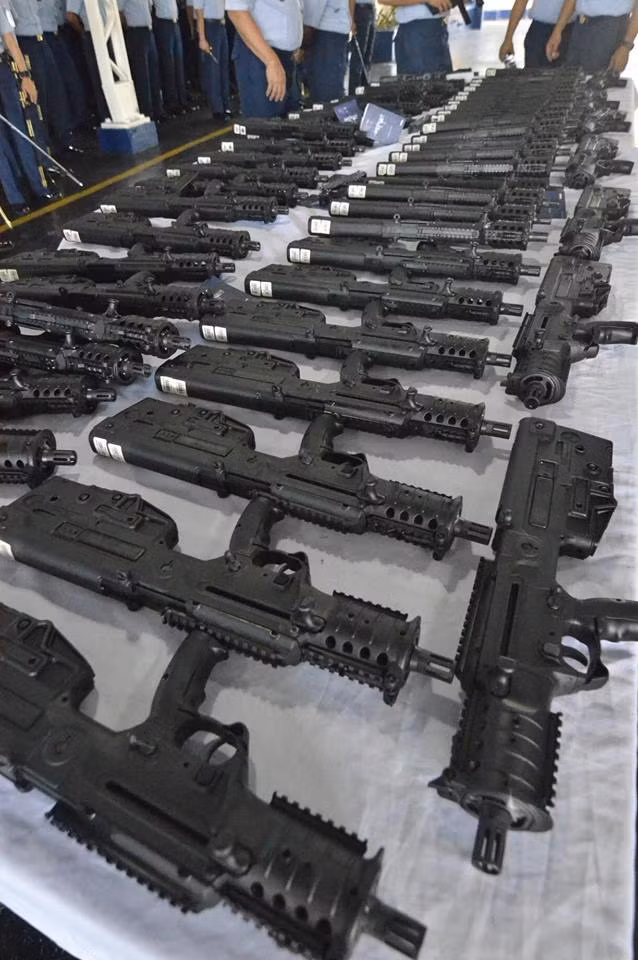 Vậy nên, nhiều ý kiến cho rằng lô súng này chỉ dành cho lực lượng cảnh sát và an ninh của Philippines hoặc, đây có thể là hàng mẫu, được Philippines chọn để thử nghiệm trước khi nhập các phiên bản súng trường tấn công sử dụng cỡ đạn lớn hơn do khẩu X95 có thể thay đổi nòng để sử dụng cỡ đạn khác một cách dễ dàng bằng một bộ dụng cụ hỗ trợ đơn giản. Nguồn ảnh: Mark.