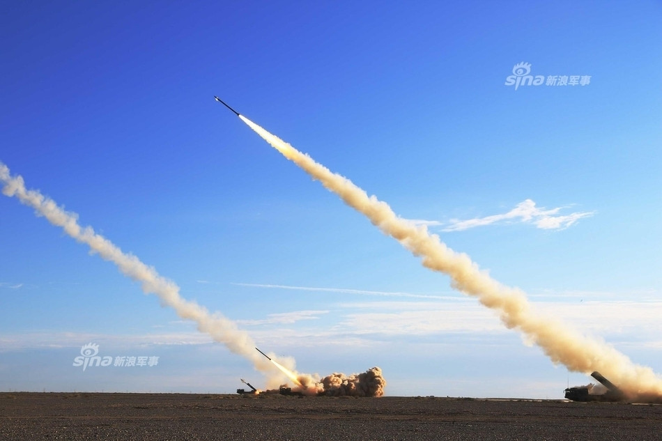 Do cần một xe chở đạn riêng biệt, chiến thuật thay đạn của pháo phản lực phóng loạt PHL03 là rời khỏi khu vực phóng sau đó mới thay đạn để đề phòng phản pháo từ hỏa lực của đối phương. Nguồn ảnh: Sina.