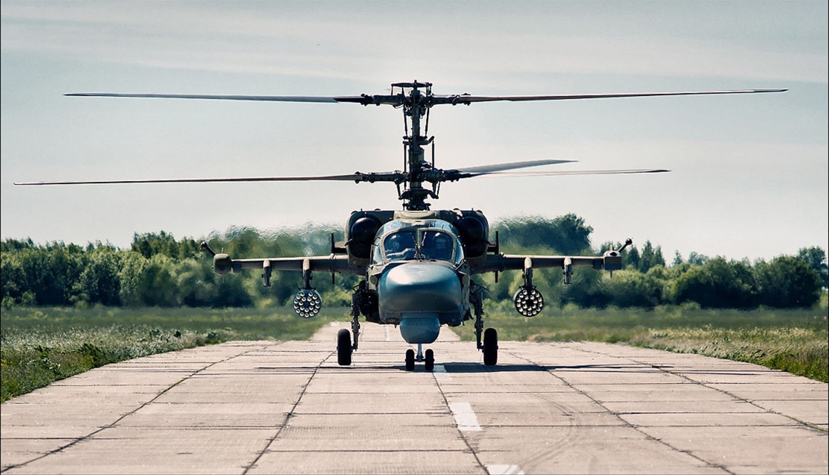 Khác với máy bay cánh bằng, khi máy bay trực thăng chết máy cánh quạt của nó sẽ không ngừng ngay lập tức như động cơ phản lực mà sẽ giảm dần tốc độ quay. Việc giảm dần tốc độ quay sẽ cho phép phi công hạ thấp độ cao dần dần và hạ cánh an toàn. Đây là một kỹ năng không khó, mọi phi công lái trực thăng đều có thể thực hiện được. Nguồn ảnh: Pinterest.