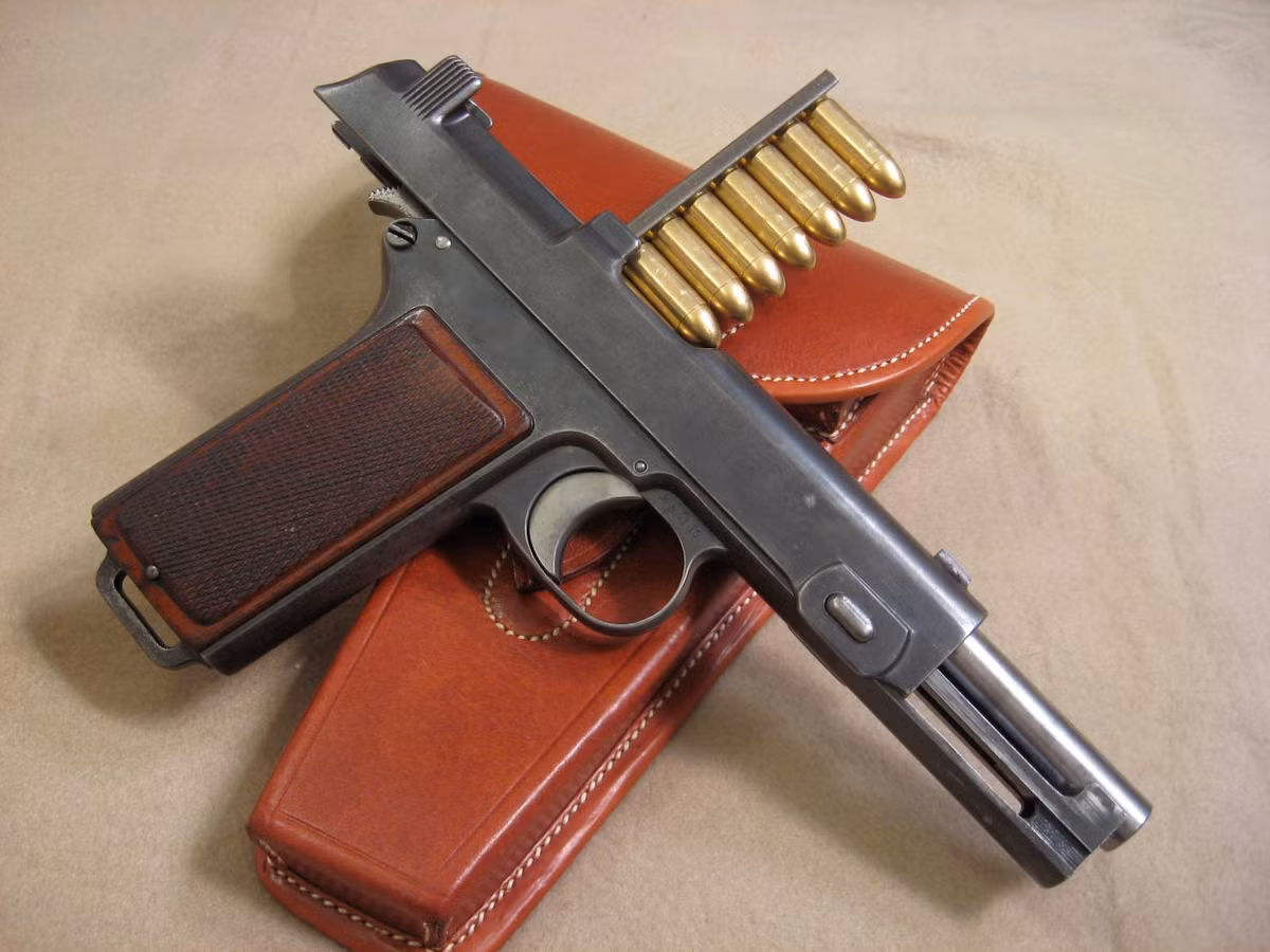 Khẩu súng không có hộp tiếp đạn này có cơ số đạn dự trữ 8 viên. Tuy nhiên, phiên bản có cơ số đạn dự trữ lớn hơn cũng từng được sản xuất với khả năng dự trữ 16 viên đạn bên trong cán cầm tay được kéo dài của khẩu súng. Nguồn ảnh: Rifle.