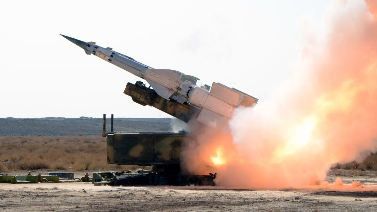 Việc các tổ hợp tên lửa phòng không của Syria bị tiêu diệt khiến nhiều chuyên gia cảnh báo về sự yếu kém trong hệ thống phòng không của nước này, nhất là khi Nga đã "lưỡng lự" trong việc cung cấp S-300 cho Isreal. Nguồn ảnh: Wiki.