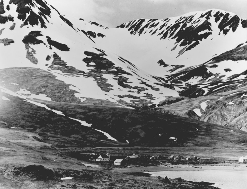 Nửa cuối năm 1942, cả hai bên đều án binh bất động, chỉ không kích lẫn nhau và chuẩn bị cho một đợt tiến quân mới. Phía nhật có mục đích tiến quân vào Alaska khi mùa xuân năm 1943 tới còn phía Mỹ lại muốn tiến quân chiếm lại các đảo đã mất cũng vào thời điểm này. Nguồn ảnh: BI.