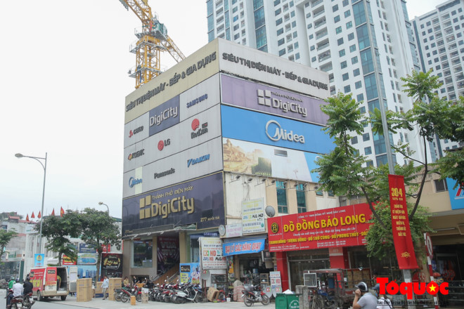 Những biển hiệu trên không những vi phạm các quy định của Luật Quảng cáo, vi phạm trật tự xây dựng, mà còn cản trở trực tiếp công tác phòng cháy, chữa cháy, cứu hộ, cứu nạn.