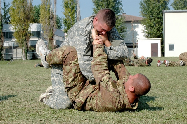 Quân đội Mỹ ít huấn luyện các môn võ theo bài bản mà thường chỉ huấn luyện người lính tác chiến giáp lá cà theo cách hiệu quả nhất họ có được. Nguồn ảnh: Armymil.