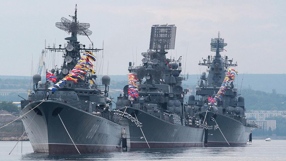 Tổng cộng Hải quân Nga đang có 79 tàu chiến bao gồm 1 tàu sân bay, 5 tuần dương hạm và 13 khu trục hạm. Xương sống của lực lượng Hải quân Nga và là thứ làm nên sức mạnh của lực lượng này thực chất lại không tới từ các tàu nổi trên mặt nước mà là từ 52 tàu ngầm của quốc gia này. Nguồn ảnh: Naval.