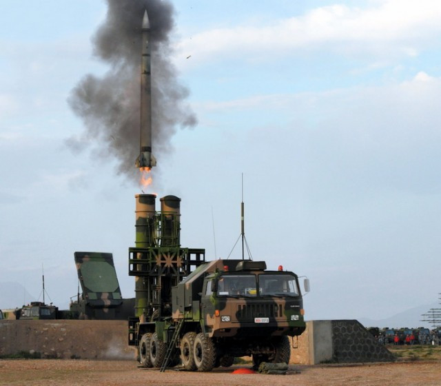 Mỗi mục tiêu bị khóa từ xe chỉ huy có thể được tấn công bằng nhiều tên lửa khác nhau tùy theo từng lệnh tiêu diệt được đưa ra. Ngoài ra, để nâng cao khả năng đánh chặn, xe chỉ huy của Hồng Kỳ 16 còn có khả năng liên kết dữ liệu với Hồng Kỳ 64, Hồng Kỳ 9,... để tăng hiệu quả đánh chặn đa tầng. Nguồn ảnh: Military.