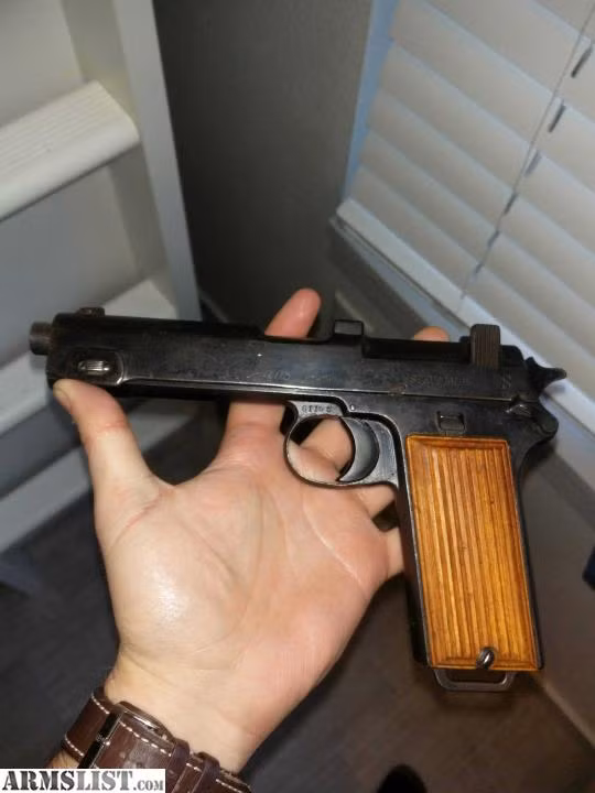 Tuy nhiên, do thiết kế độ đáo và có tuổi đời khá lâu, khẩu súng này hiện đang được các nhà sưu tập định giá không hề rẻ. Dù vậy, phần lớn trong số 300.000 khẩu từng được sản xuất được cho là đã bị nấu chảy để tái chế hết, chỉ còn một số lượng rất nhỏ Steyr M1912 hiện còn đang sót lại rải rác khắp nơi trên thế giới. Nguồn ảnh: Armlist.