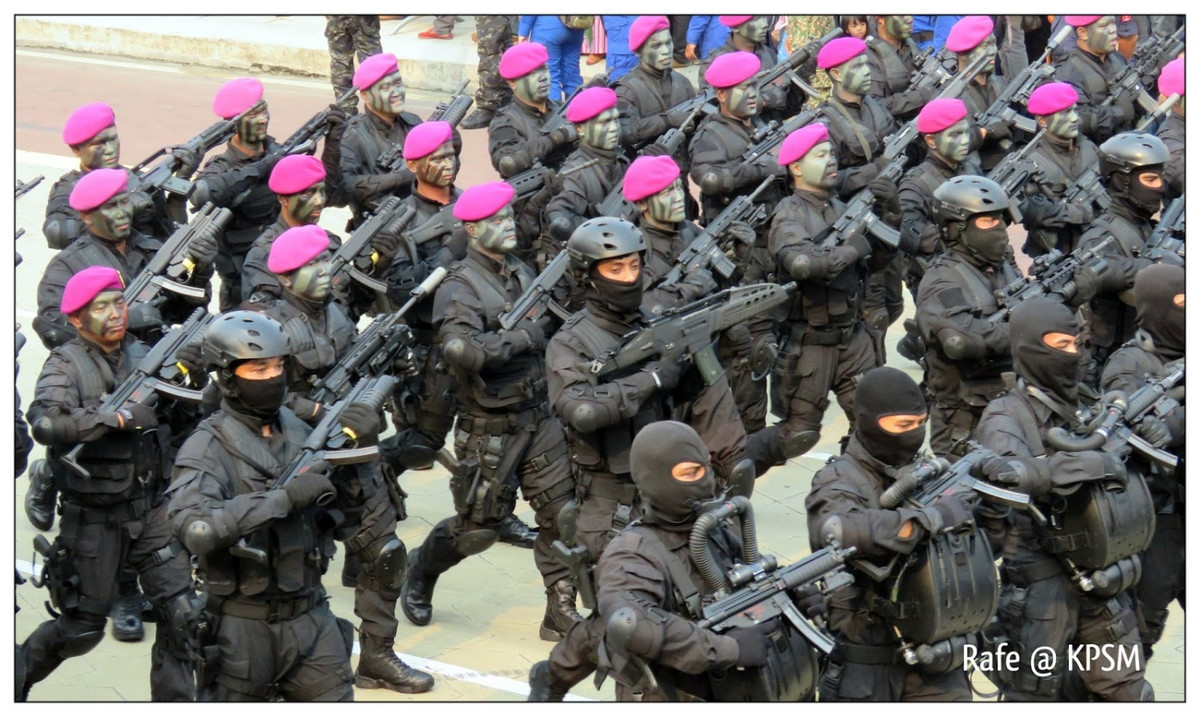 Bắt đầu từ năm 2007, Quân đội Malaysia đã để mắt tới khẩu súng đa chức năng XM8 này và ngồi vào bàn đàm phán với Heckler &amp; Koch để không những được sở hữu loại súng này mà còn tìm cách có được giấy phép sản xuất của XM8. Nguồn ảnh: Rafe.