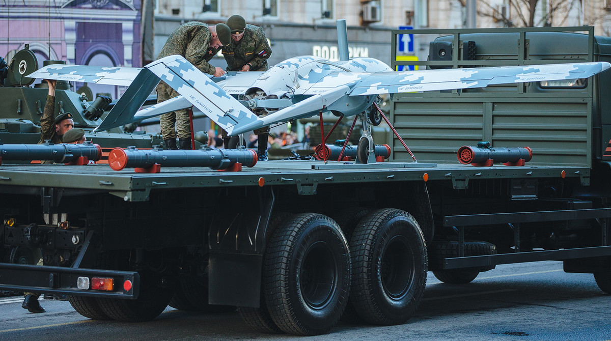 Trong buổi duyệt binh năm nay, lần đầu tiên phía Nga mang tới một loại máy bay không người lái do nước này tự nghiên cứu và sản xuất. Tuy nhiên dường như chiếc máy bay không người lái này sẽ nằm trên thùng xe tải và được kéo qua Quảng Trường Đỏ thay vì tự bay qua. Nguồn ảnh: Gazeta.