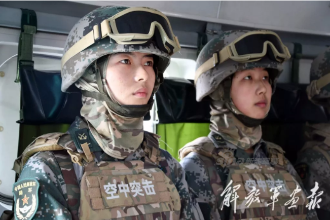 Những nữ quân nhân xinh đẹp của Quân đội Trung Quốc cũng có mặt trong cuộc tập trận quy mô lớn diễn ra tại Tân Cương hôm 23/5 vừa rồi. Nguồn ảnh: Sina.