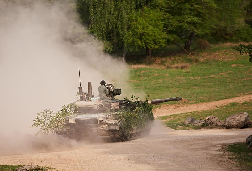 Cuộc tập trận có cả những màn thi đấu bắn đạn thật và có cả sự tham gia của các xe thiết giáp chở quân cũng như xe chiến đấu bộ binh. Nguồn ảnh: Sina.