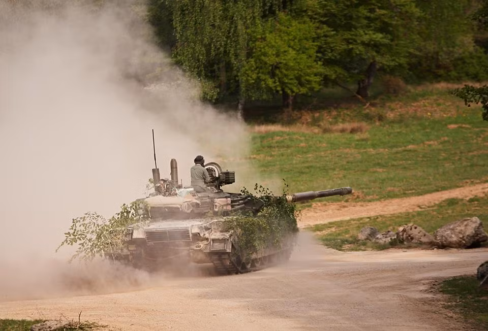 Cuộc tập trận có cả những màn thi đấu bắn đạn thật và có cả sự tham gia của các xe thiết giáp chở quân cũng như xe chiến đấu bộ binh. Nguồn ảnh: Sina.