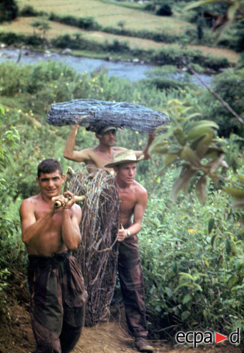 Mỗi một phân khu được cấu thành từ nhiều trung tâm đề kháng như vậy, mỗi một trung tâm đề kháng lại có hệ thống rào dây thép gai chỗ dày nhất lên tới nhiều chục mét, kèm theo đó là hầm, hào chịu được đạn pháo 105 mm. Nguồn ảnh: ECPA.