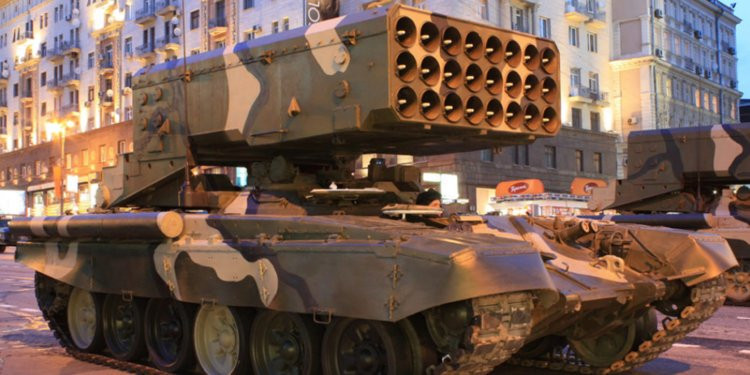 Hệ thống TOS-1A bắt đầu được nga nâng cấp từ cuối những năm 90 của thế kỷ trước và đi vào hoạt động trong biên chế chính thức của quân đội nước này từ năm 2001. Hệ thống này cho phép nâng tầm bắn của TOS-1 lên gần gấp đôi kèm theo đó là máy tính dẫn đường được cải thiện về phầm mềm. Nguồn ảnh: Tube.