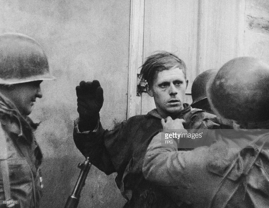 Những người lính Đức này đã phải trải qua một cuộc hành trình kéo dài cả tháng trời từ vùng cực bắc Na Uy - gần Bắc Cực bằng đường bộ đi xuống phía Nam và may mắn cho họ là đã kịp đầu hàng trước khi mùa đông ở Bắc Âu ập xuống. Nguồn ảnh: Gettyimg.