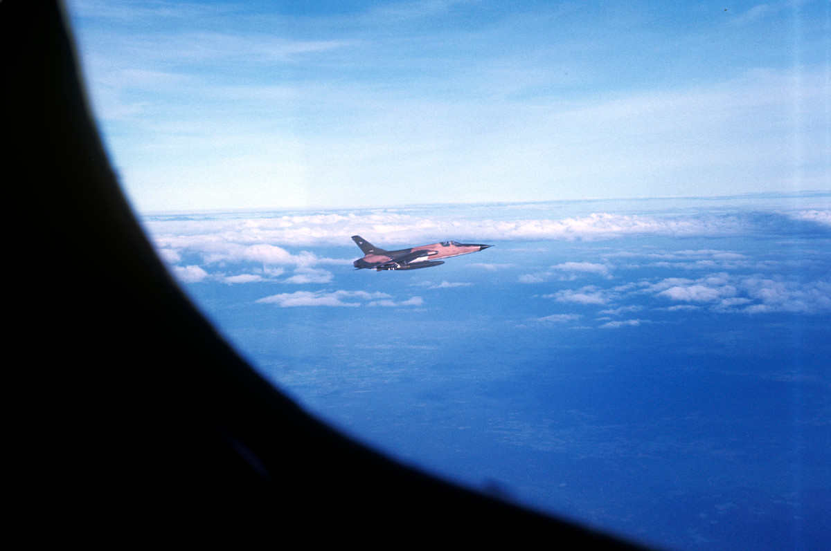 Đây là một trong những trận đánh tiêu biểu của Không quân Việt Nam khi khí tài kém hơn, số lượng ít hơn nhưng với sự mưu trí, quả cảm tận dụng triệt để lợi thế sân nhà, chúng ta đã khiến kế hoạch ném bom của Không quân Mỹ bị phá sản ngay lập tức. Việc 28 chiếc F-105 của Mỹ phải hủy nhiệm vụ ném bom đồng nghĩa với việc 168 tấn bom Mỹ không được ném xuống Hà Nội, giúp giảm thiểu đáng kể thiệt hại cho Thủ Đô. Nguồn ảnh: Flickr.